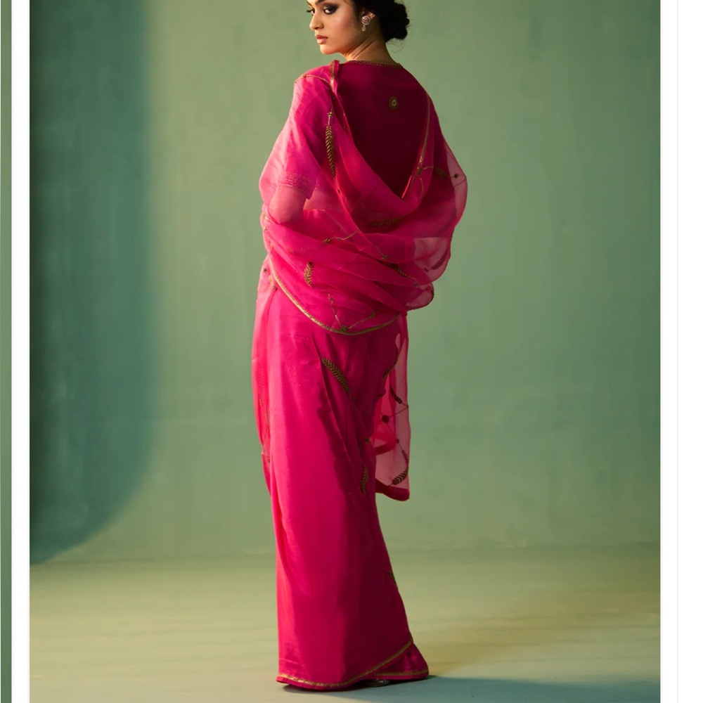 New designer Indian Magenta silk with organza with golden hand embroidered Saree - Picture 4 of 8
